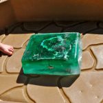 Yes, vinegar helps clean the washing machine thoroughly: here’s how to use it